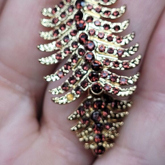 Gold Tone Articulated Maroon Rhinestone Dangle Feather Earrings Pierced Long - Picture 7 of 11